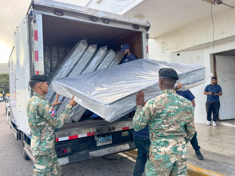 Gobernadora de Puerto Plata inspecciona lugares afectados por lluvias e inundaciones; entrega enseres a familias