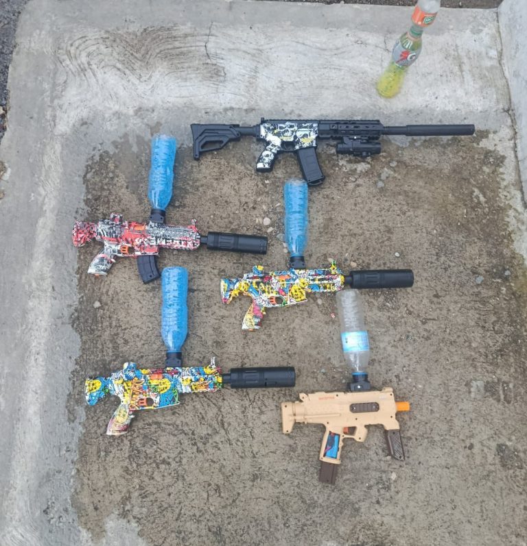 Policía Nacional incauta y destruye pistolas de hidrógel usadas por adolescentes en barrios de Sosúa