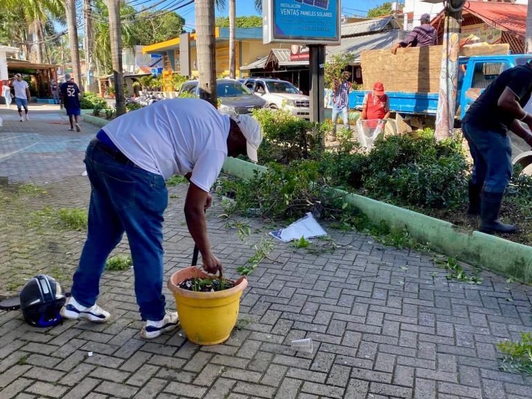 Ayuntamiento de Sosúa ejecuta operativo de limpieza en la calle Pedro Clisante, en El Batey