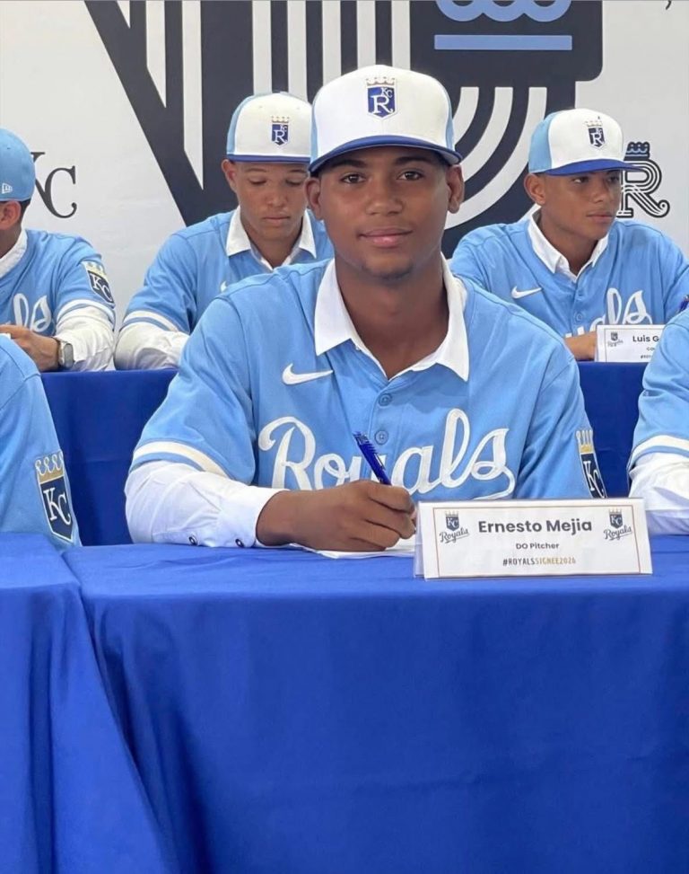Joven pelotero Ernesto Mejía firma con los Kansas City Royals y llena de orgullo a Puerto Plata