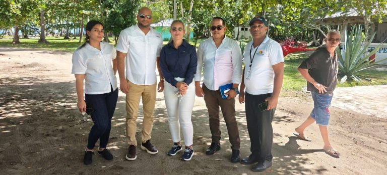Autoridades de Turismo realizan recorrido para proyecto de acondicionamiento en Playa Rogelio y Playa Paraíso