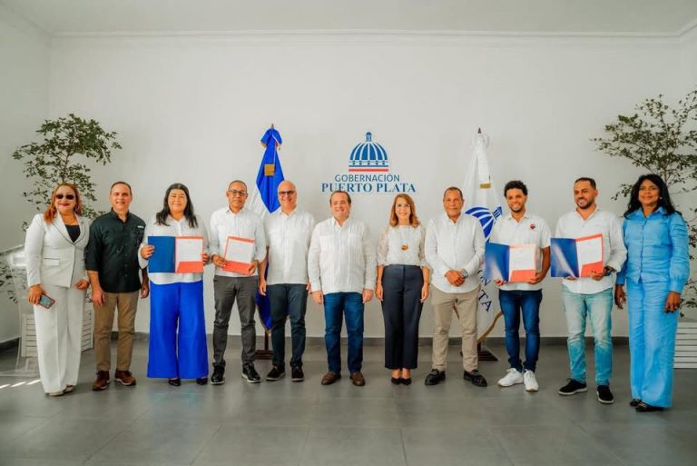 Paliza entrega recursos para techados deportivos, Carnaval y Torneo Superior de Baloncesto de Puerto Plata