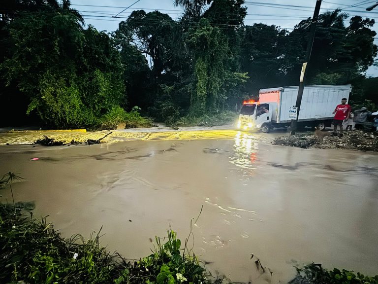 Desbordamiento de río incomunica comunidades camino a Bellavista, Sosúa