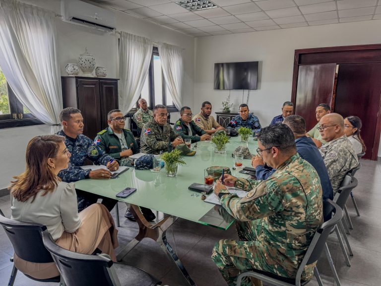 Gobernadora Claritza Rochtte lidera Mesa de Seguridad en Puerto Plata junto a autoridades civiles y militares