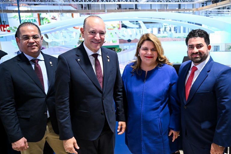 Alcalde Ulises Rodríguez se reúne con la gobernadora de Puerto Rico, Jenniffer González Colón, en FITUR