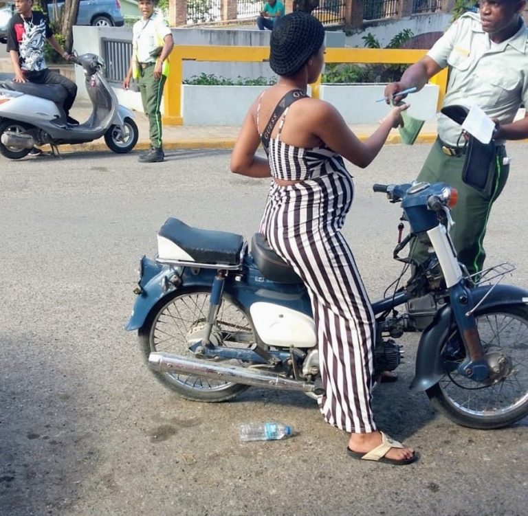 Agentes DIGESETT multan mujer embarazada conducía moto sin casco protector en Puerto Plata; llueven opiniones