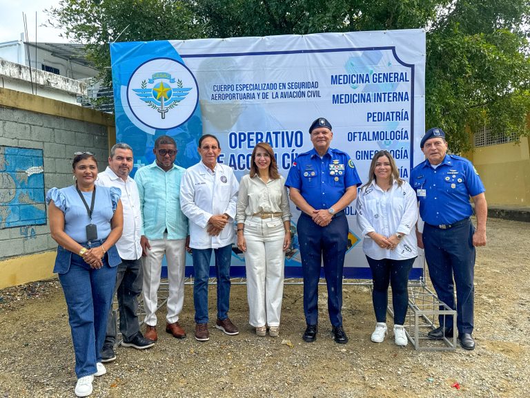 Gobernadora Claritza Rochtte participa en operativo médico en Sosúa