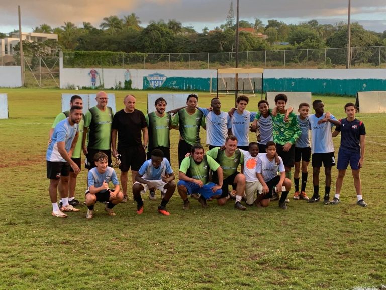 Marcelo Neveleff visita al Club Sosúa FC.