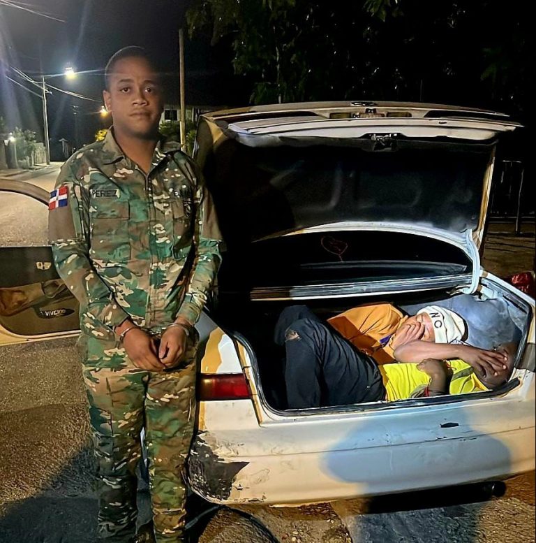 Ejército arresta a exmilitar por trasladar haitianos indocumentados ocultos en un vehículo en Barahona