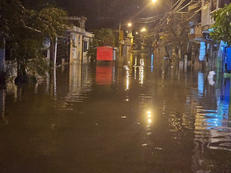 Gobernadora Claritza Rochtte encabeza inspección nocturna en sectores afectados por lluvias en Puerto Plata