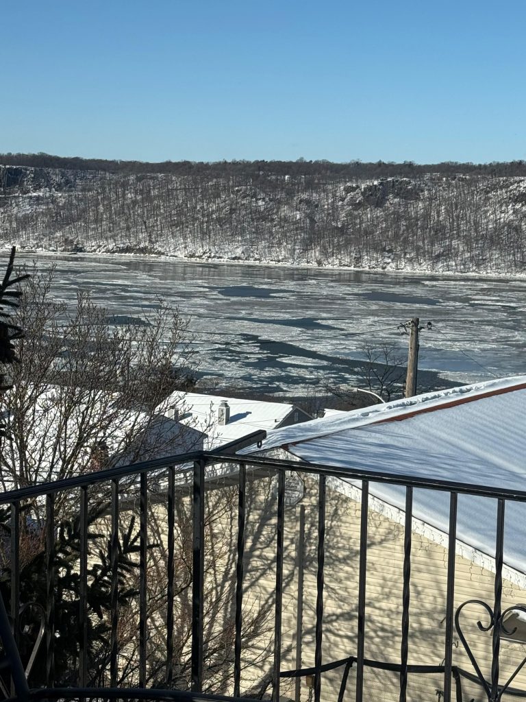 Impactante: El río Hudson permanece semicongelado este viernes en Nueva York