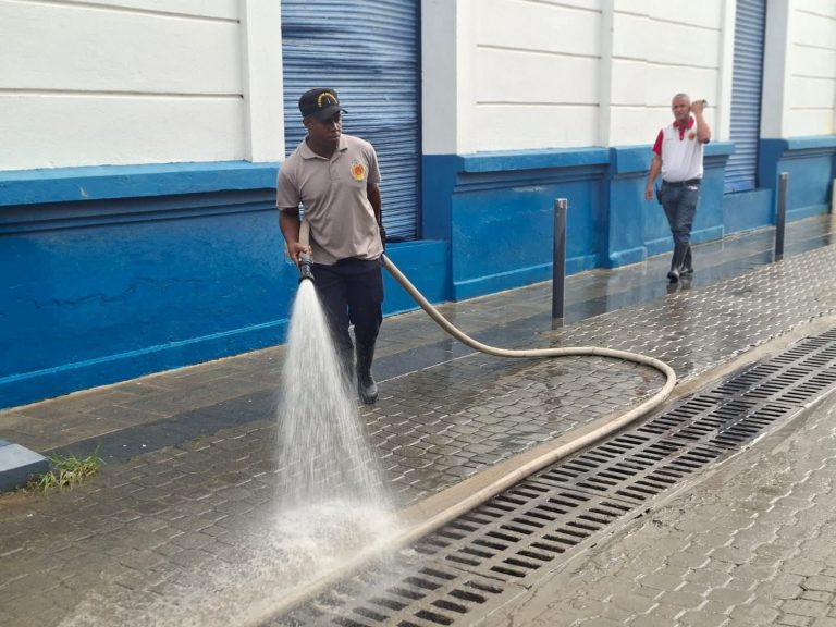 Alcaldía realizó gran operativo de limpieza en vías tras fuertes lluvias registradas en Puerto Plata