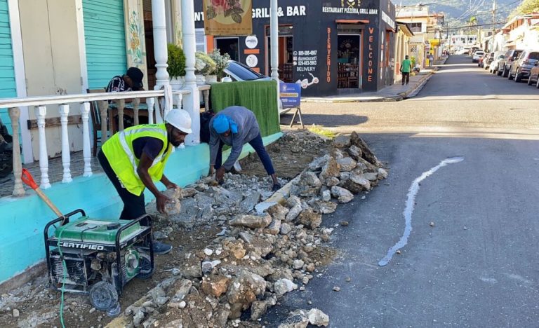 El cabildo de Puerto Plata sigue reconstruyendo aceras y contenes en las principales calles