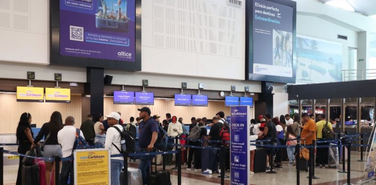 Pasajeros llenan AILA para verificar vuelos y esperar reprogramación