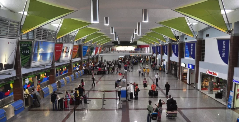 Más de 30 vuelos cancelados en el Aeropuerto Las Américas por tormenta de nieve en EE.UU