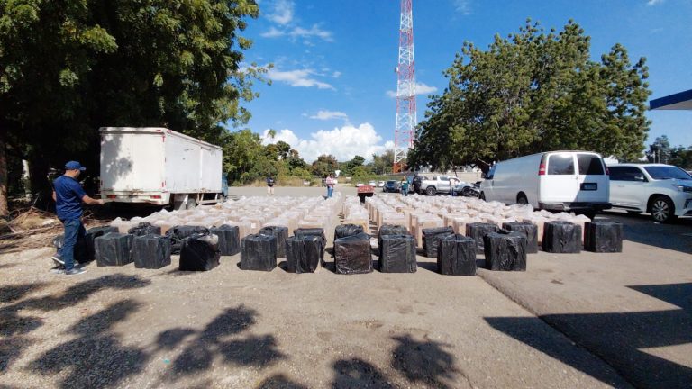 DINTEL ocupa 1.6 millones de cigarrillos clandestinos en Navarrete, Santiago
