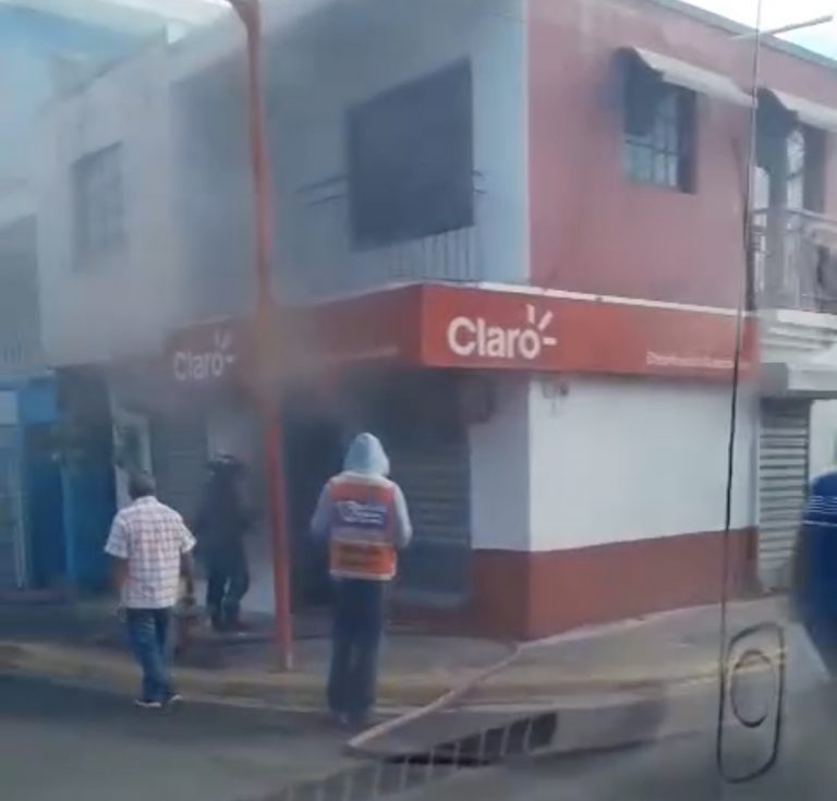 ÚLTIMA HORA | Incendio en sucursal de Claro en Puerto Plata; bomberos trabajan para controlarlo