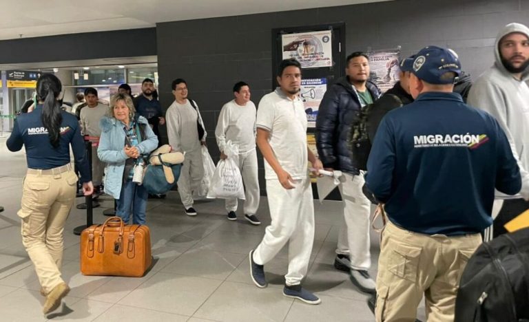 Colombia reanuda vuelos de repatriación desde Estados Unidos