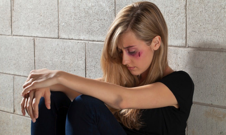 Mujer resulta gravemente herida tras ataque en Haina; agresor le mutila parte de la nariz