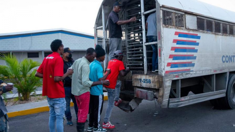 La paradoja de "La Camiona": El expreso navideño de los trabajadores haitianos