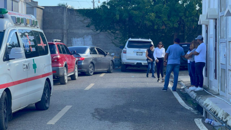 Un muerto y un herido tras ataque a tiros en negocio de bebidas alcohólicas en Pañal, Santiago