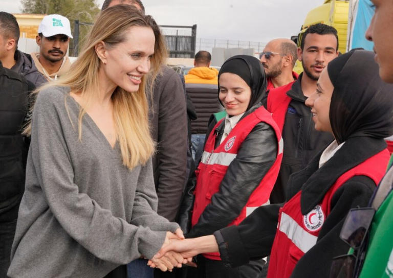 La actriz Angelina Jolie muestra su apoyo a los gazatíes en una visita al cruce de Rafah