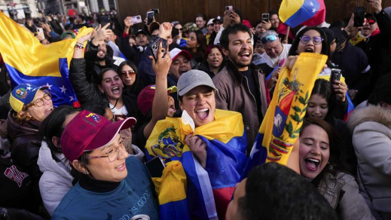 Venezolanos en RD ven captura de Maduro y su esposa como el inicio de una transición