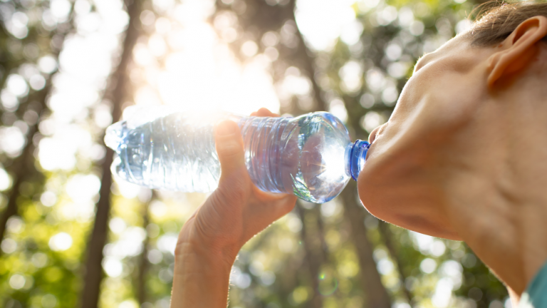 Beber agua embotellada podría aumentar drásticamente la ingesta de microplásticos, advierte estudio