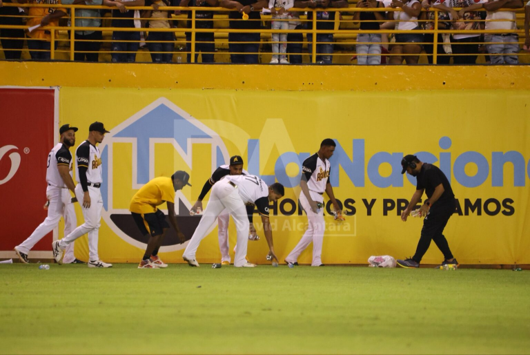Geraldo Perdomo y las Águilas recogen basura en el Estadio Cibao tras ser lanzada por fanáticos