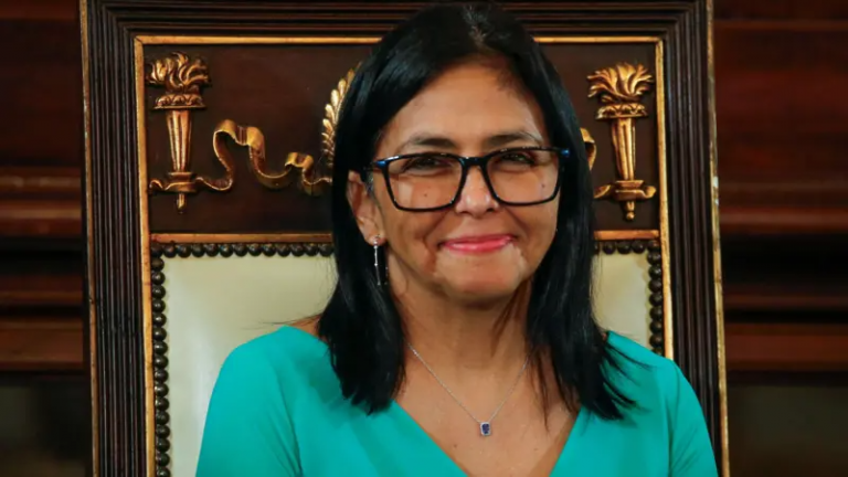 Quién es Delcy Rodríguez, la poderosa colaboradora de Maduro que asumió la presidencia interina de Venezuela