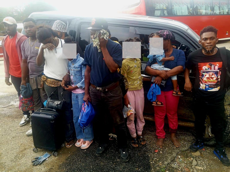 Ejército intercepta jeepeta con 11 nacionales haitianos indocumentados en Navarrete