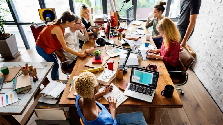 Minimalismo profesional: ¿qué significa para la generación Z en el trabajo?