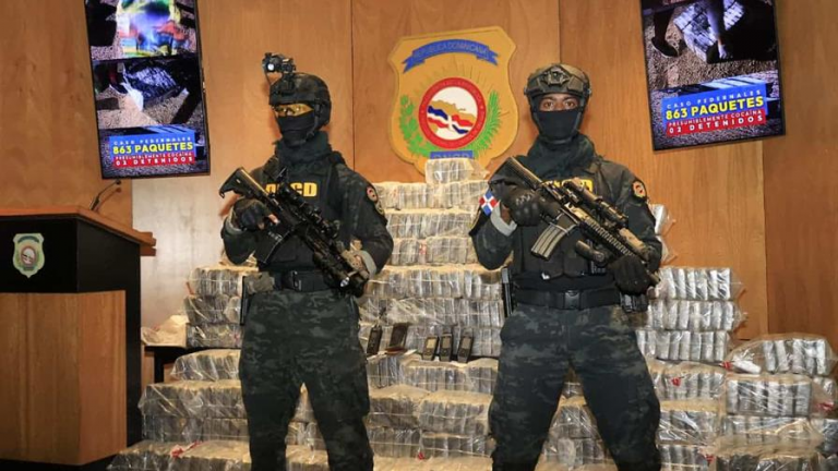 Autoridades decomisan 863 paquetes de cocaína en costas de Pedernales; hay dos detenidos