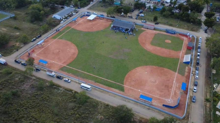 Vicepresidenta Raquel Peña y el Inefi entregan estadio de béisbol escolar en Santo Domingo Este
