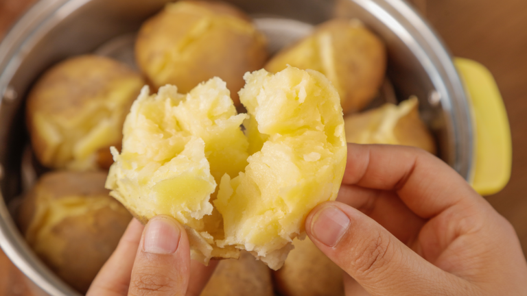 ¿Agua fría o hirviendo? El error común que arruina el color y los nutrientes de los vegetales