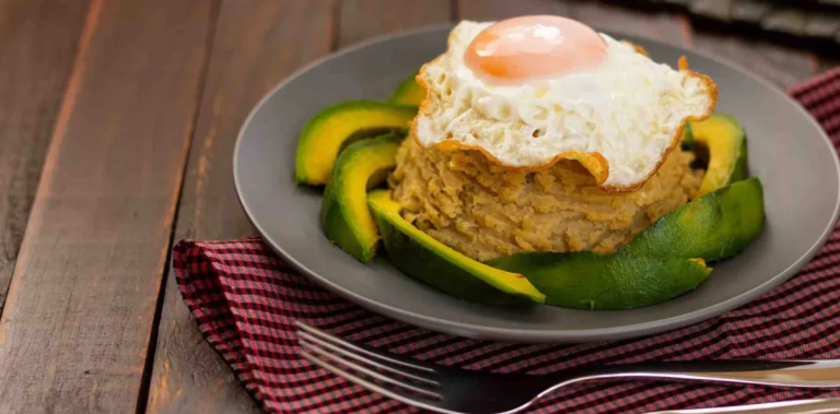 El plátano es el rey de la mesa dominicana: los aportes de comerlo en un buen mangú, hervido o frito