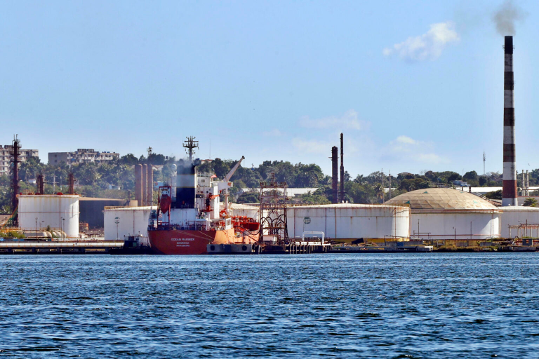 Arriba a Cuba petrolero con cerca de 86.000 barriles de combustible enviados por México