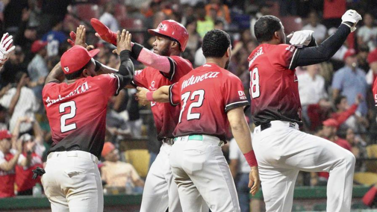 Leones se acomodan en el liderato del round robin al extender mal momento de Toros con triunfo 7-2
