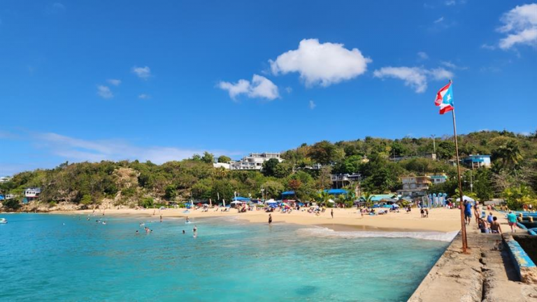 Rescatan a un surfista de 68 años de un área rocosa en el noroeste de Puerto Rico