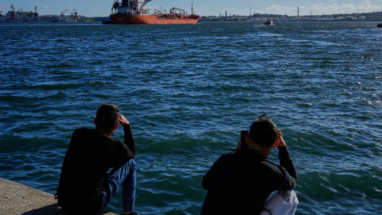 México continuará enviando petróleo a Cuba con autorización de Estados Unidos