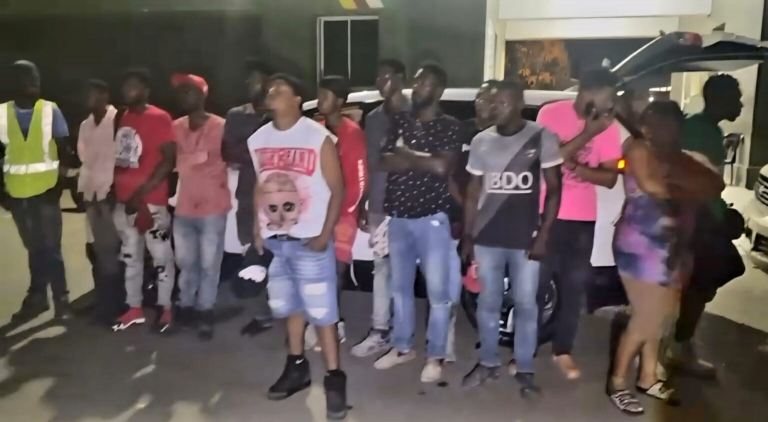 Ejército intercepta dos vehículos con 29 haitianos en condición migratoria irregular en Dajabón