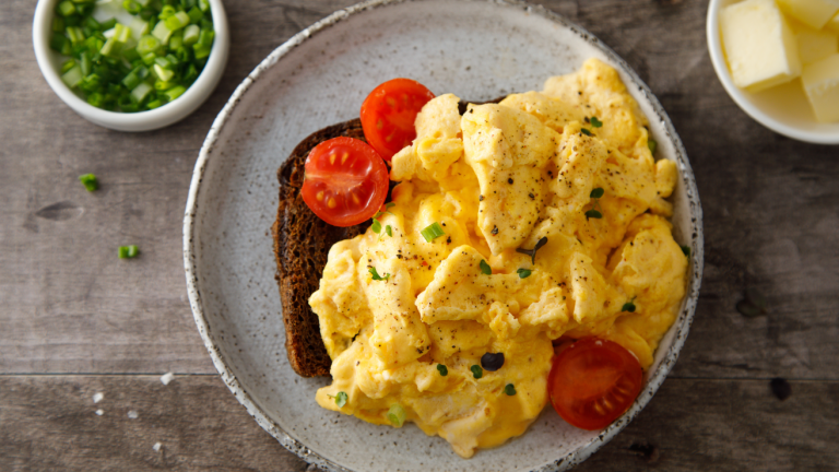 El secreto de los huevos revueltos perfectos: técnica francesa y queso americano