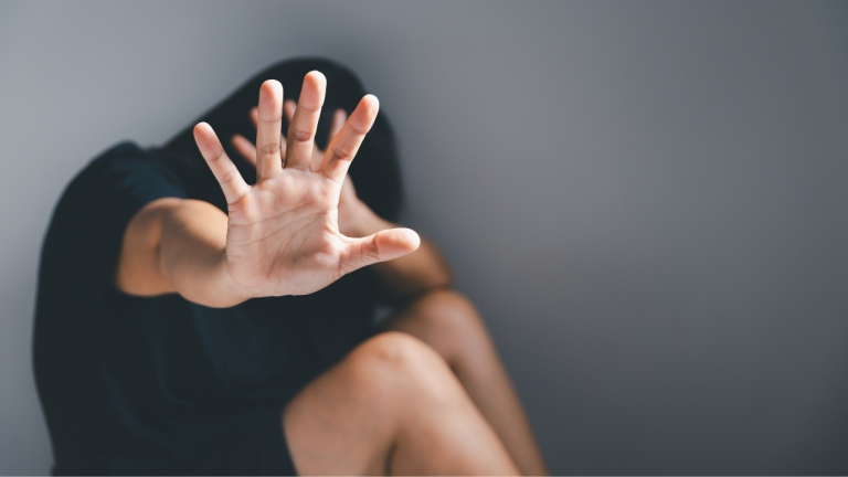 Joven denuncia que sigue recibiendo amenazas de su tío, pese a estar condenado por violación