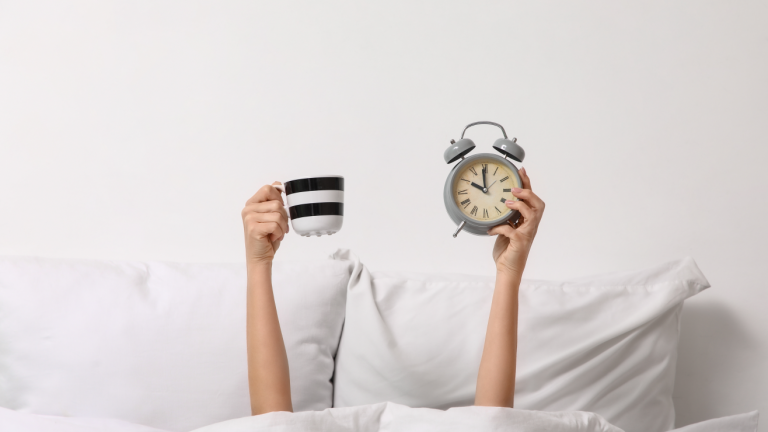 ¿Por qué no debes beber café al despertar? La ciencia del cortisol