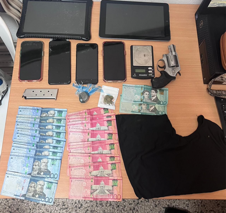 Policía Nacional realiza allanamiento en Las Canas y ocupa drogas, arma de fuego y motocicletas