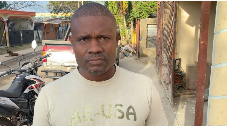 Residente de Bayaguana denuncia allanamiento irregular y robo tras operativo migratorio