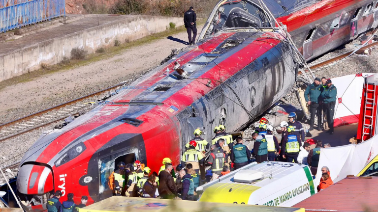 Asciende 42 muertos en el accidente de trenes de España cuyas causas se investigan