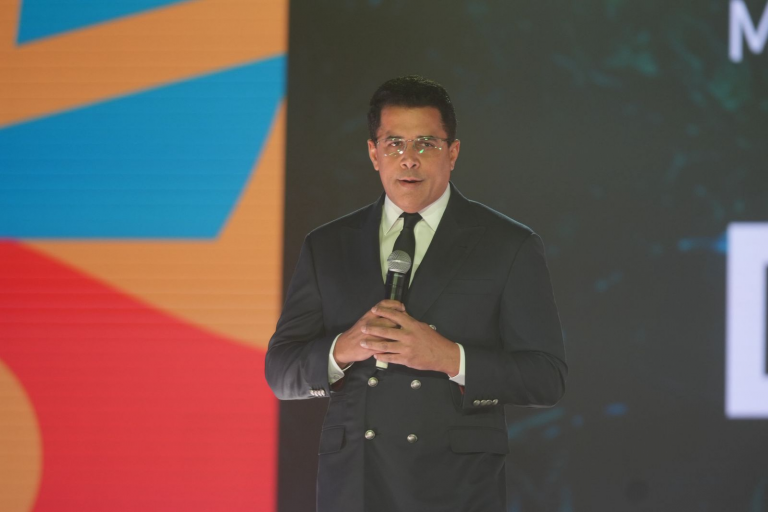 Ministro Collado promueve RD ante 700 touroperadores y agentes europeos en España