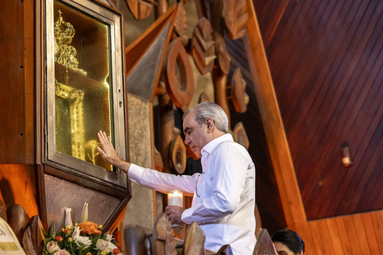 Abinader eleva oración por el pueblo dominicano en el Día de Nuestra Señora de la Altagracia