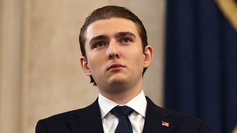 Joven Barron Trump habría ayudado a salvar la vida de una mujer tras llamada de emergencia